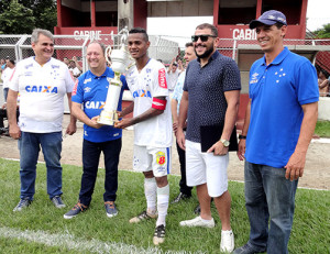 O prefeito de Timóteo Geraldo Hilário, acompanhado pelo presidente da Câmara de Timóteo Adriano Alvarenda entregou o troféu da partida para Vander, capitão do Cruzeiro.