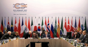 Chefes de Estado e de governo que integram o G20 posam para a foto oficial de abertura do evento. Foto: Ian Langsdon/ EPA / Lusa