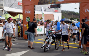 O projeto Pernas de Aluguel  providenciou triciclos para conduzir crianças especiais na corrida