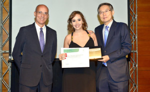 O prêmio foi entregue pelo Diretor-Presidente, Naohiro Doi e pelo Gerente do Departamento de Suprimentos Cyrino Palhares