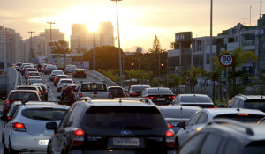 Trânsito intenso na Barra da Tijuca, no horário do rush, na ligação entre a Avenida das Américas e Avenida Armando Lombardi, no Rio de Janeiro.