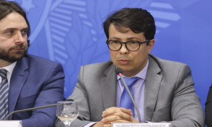 O subchefe de Assuntos Jurídicos da Casa Civil, Humberto Moura, fala à imprensa - Valter Campanato/Agência Brasil