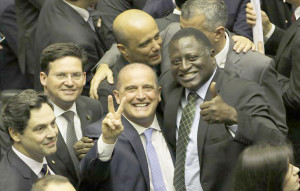 O ministro da Casa Civil, Onyx Lorenzoni, e o deputado federal Hélio Bolsonaro, durante a sessão de discussão da proposta de emenda à Constituição (PEC) que reforma a Previdência. Foto: Fabio Rodrigues Pozzebom/Agência Brasil.