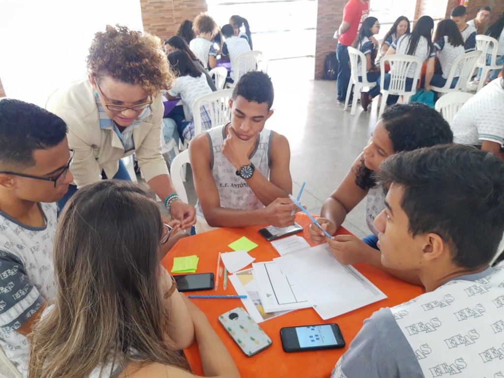 Voluntária pela primeira vez no programa, a empresária Genilda Vasconcelos destacou a troca de saberes entre os colaboradores e alunos