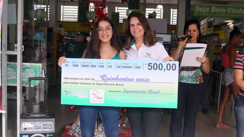Isabela recebeu um prêmio de R$ 500,00 ofertado pelo Supermercado Brasil 