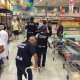Técnicos da Vigilância Sanitária municipal do Rio recolheram amostras de carnes e derivados em grandes supermercados – Foto: Nelson Duarte/Secretaria Municipal de Saúde-RJ