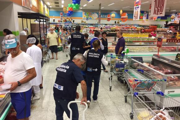 Técnicos da Vigilância Sanitária municipal do Rio recolheram amostras de carnes e derivados em grandes supermercados – Foto: Nelson Duarte/Secretaria Municipal de Saúde-RJ