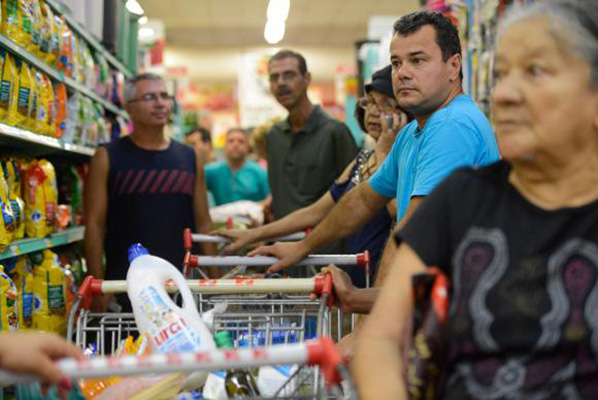 Inflação de março é de 0,25% e a acumulada dos últimos 12 meses atinge 4,57% - Foto:Agência Brasil