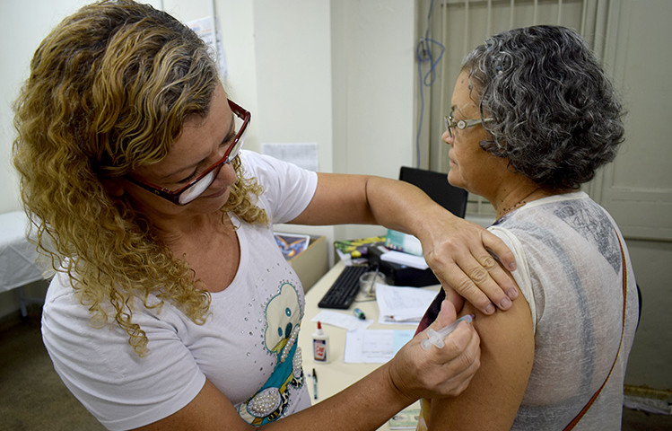 Maria das Graças recebe vacina contra gripe em  UBS