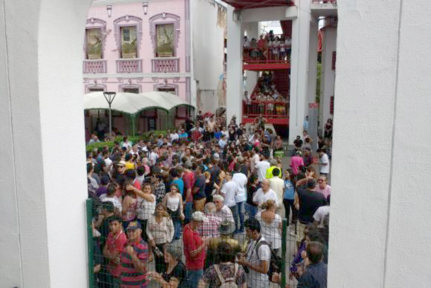 Os fãs formaram uma imensa fila no Centro Dragão do Mar, em Fortaleza, para as despedidas ao cantor Belchior - Foto: Edwirges Nogueira/ Agência Brasil