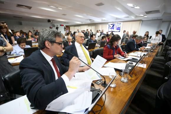 Sessão da Comissão de Constituição e Justiça do Senado para discutir e votar o relatório do senador Lindbergh Faria para a PEC 67/2016 - Foto: Marcelo Camargo/Agência Brasil