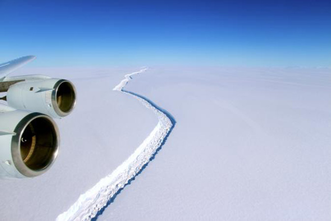 Um iceberg de 5,8 mil quilômetros quadrados se desprendeu do segmento Larsen C da Antártida. Foto: John Sonntag/Nasa