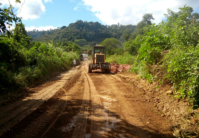 As ruas recebem patrolamento e preparação do terreno para a colocação agregado siderúrgico. Foto: Divulgação/ Prefeitura de Timóteo