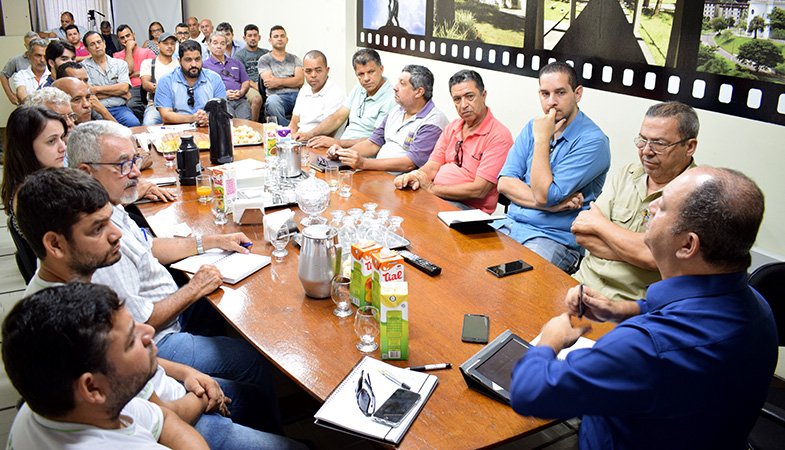 O prefeito de Timóteo Geraldo Hilário se reuniu com representantes de 22 empresas
