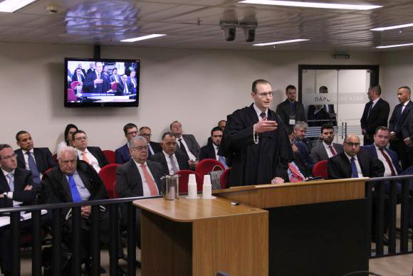 O advogado Cristiano Zanin fala no julgamento de recurso da defesa de Lula no caso do triplex - Foto: Sylvio Sirangelo/TRF4