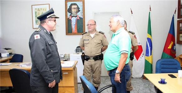 O PREFEITO com os comandantes dos bombeiros e do 14º BPM, coronel Silvane e tenente-coronel Lemos Dias, respectivamente