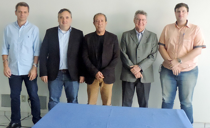 Sadi Lucca, Paulo Coimbra, Ismá Canedo, Rodrigo Werneck e André Barros celebram parceria entre Acicel/CDL e Instituto Áquila.