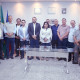 O prefeito Adriano Alvarenga ladeado pelos novos secretarios e alguns vereadores