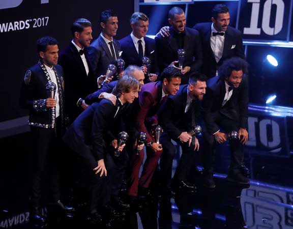 Daniel Alves (1º à esquerda), foi um dos 11 jogadores que integraram a lista da Fifa dos melhores do ano passado (Eddie Keogh/Reuters/Direitos reservados)