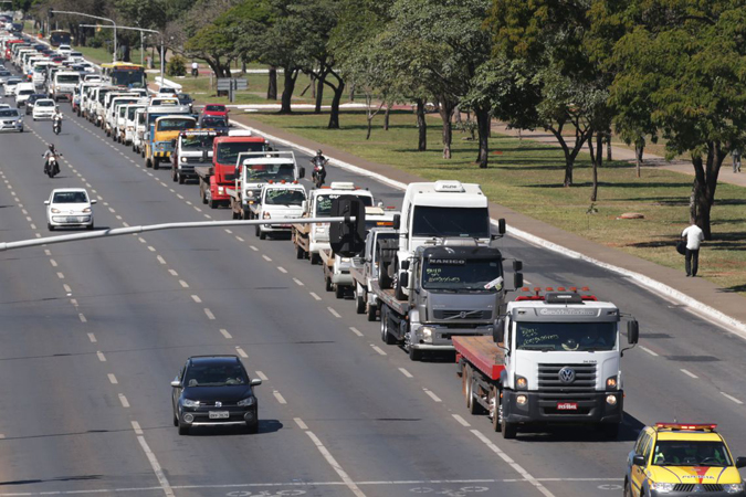 Caminhoneiros fazem protesto contra a alta no preço dos combustíveis na Esplanada dos Ministérios/Antonio Cruz/Agência Brasil