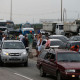Caminhoneiros protestam contra elevação no preço do diesel na rodovia BR-040, em Duque de Caxias. - Fernando Frazão/Agência Brasil