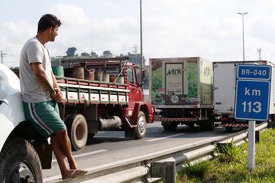 Paralisação dos caminhoneiros na Rodovia Presidente Dutra, no Rio de Janeiro - Tânia Rêgo/Agência Brasil