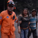 Trabalhador ajuda no resgate de moradores atingidos pela erupção do Vulcão Fogo/Noe Pérez/EFE/direitos reservados