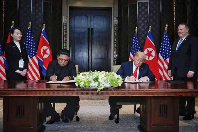 Líderes da Coreia do Norte, Kim Jong-un, e dos Estados Unidos, Donald Trump, assinam acordo em Cingapura/KEVIN LIM / THE STRAITS TIMES /
