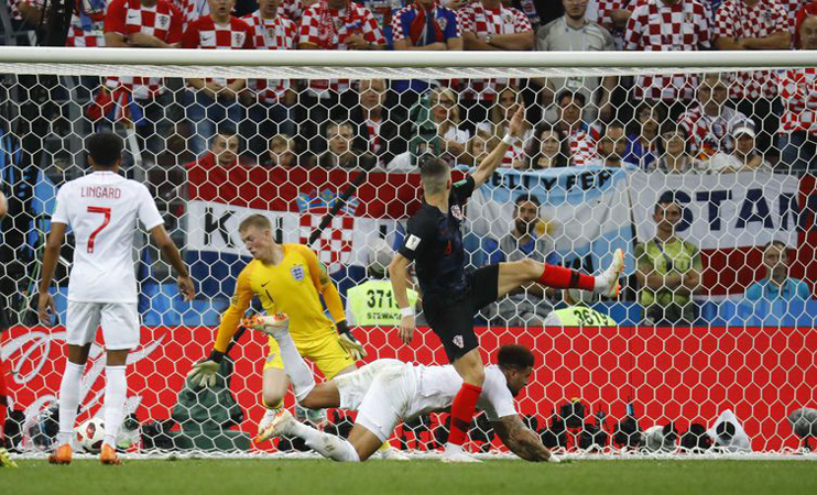 A Croácia ataca o gol da Inglaterra em partida com virada após gol inglês no início do jogo (Kai Pfaffenbach/Reuters/Direitos reservados)