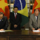 O vice-primeiro-ministro do Vietnã, Vuong Dinh Hue, e o ministro das Relações Exteriores, Aloysio Nunes assinam acordos (Valter Campanato/Agência Brasil)