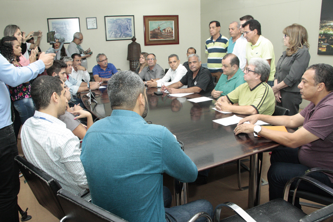 A COLETIVA de imprensa, realizada na tarde desta segunda-feira, contou com a presença dos vereadores que compõem a base do governo municipal na Câmara