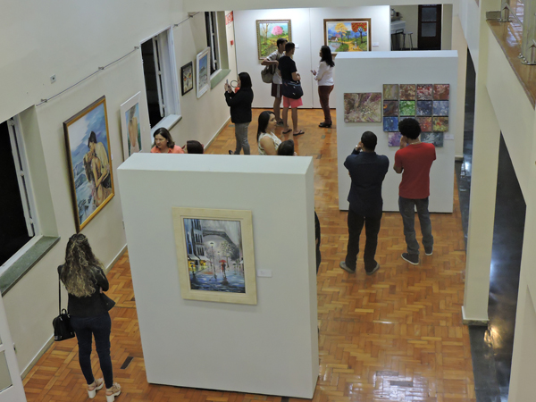 Este ano a galeria reúne 60 obras de vinte e seis artistas plásticos residentes no Vale do Aço e região.