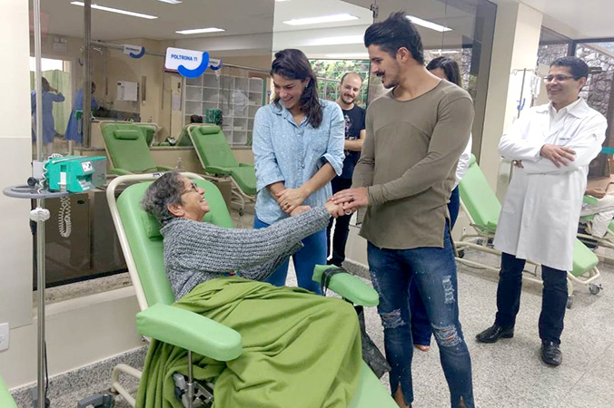Atores Bruno Lopes e Priscila Fantin conhecer as Unidades de Oncologia do Hospital Márcio Cunha