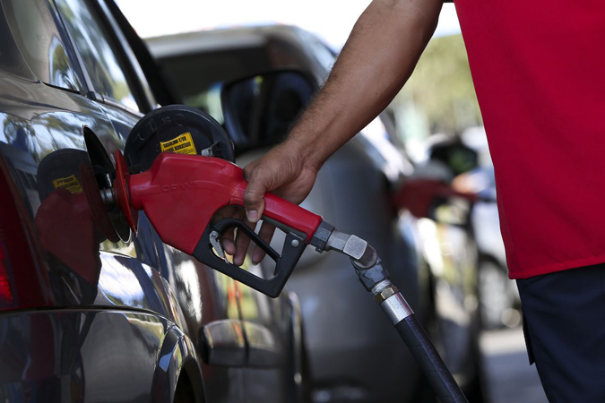 Brasilienses enfrentam até 4km de filas para abastecer em posto de combustíveis que vende gasolina a R$ 2,98 como parte do Dia da Liberdade de Impostos (DLI).
