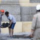 Pesquisadores e funcionários retiram peças dos escombros do Museu Nacional após incêndio.