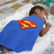 Bebê prematuro internado na Unidade de Terapia Intensiva Pediátrica e Neonatal do Hospital Márcio fantasiado de super-herói.Crédito: Recordar Nascimentos