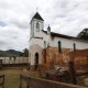 Distrito de Barra Longa. A comunidade foi parcialmente encoberta pela lama que chegou pelo rio Gualaxo do Norte.Na foto a igreja da cidade, atingida pela lama e atualmente interditada.
