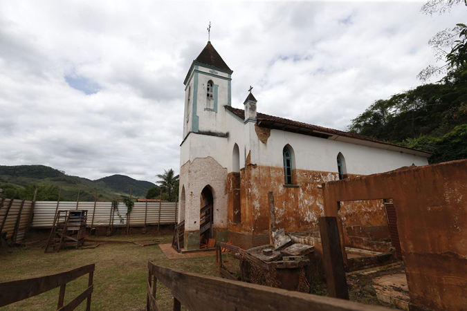 Distrito de Barra Longa. A comunidade foi parcialmente encoberta pela lama que chegou pelo rio Gualaxo do Norte.Na foto a igreja da cidade, atingida pela lama e atualmente interditada.