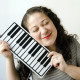 A pianista Mirka da Pieva utiliza jogos musicais para auxiliar no aprendizado de seus alunos
