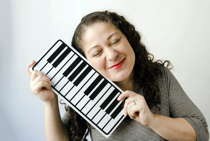 A pianista Mirka da Pieva utiliza jogos musicais para auxiliar no aprendizado de seus alunos