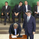 O ministro da Economia Paulo Guedes, assina termo de posse do presidente do BNDES, Joaquim Levy, durante cerimônia de posse aos presidentes dos bancos públicos.