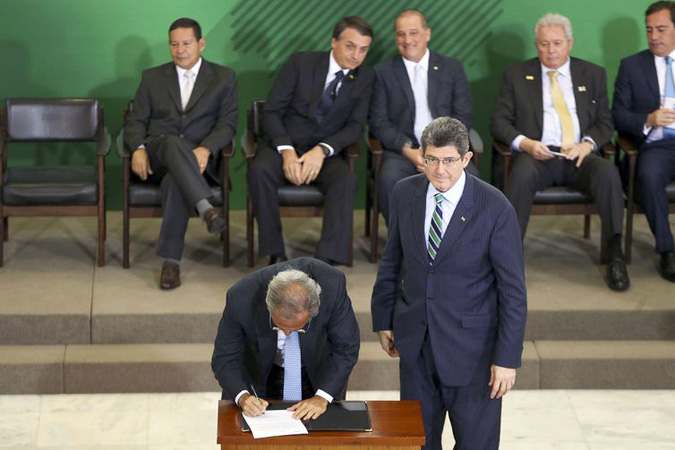 O ministro da Economia Paulo Guedes, assina termo de posse do presidente do BNDES, Joaquim Levy, durante cerimônia de posse aos presidentes dos bancos públicos.