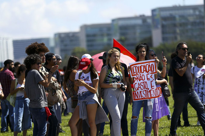Estudantes e professores fazem manifestação contra o contingenciamento despesas na educação. Foto: Marcelo Camargo/Agência Brasil