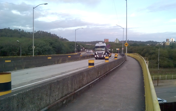 O viaduto está situado sobre a avenida Pedro Linhares Gomes, próximo ao Shopping do Vale