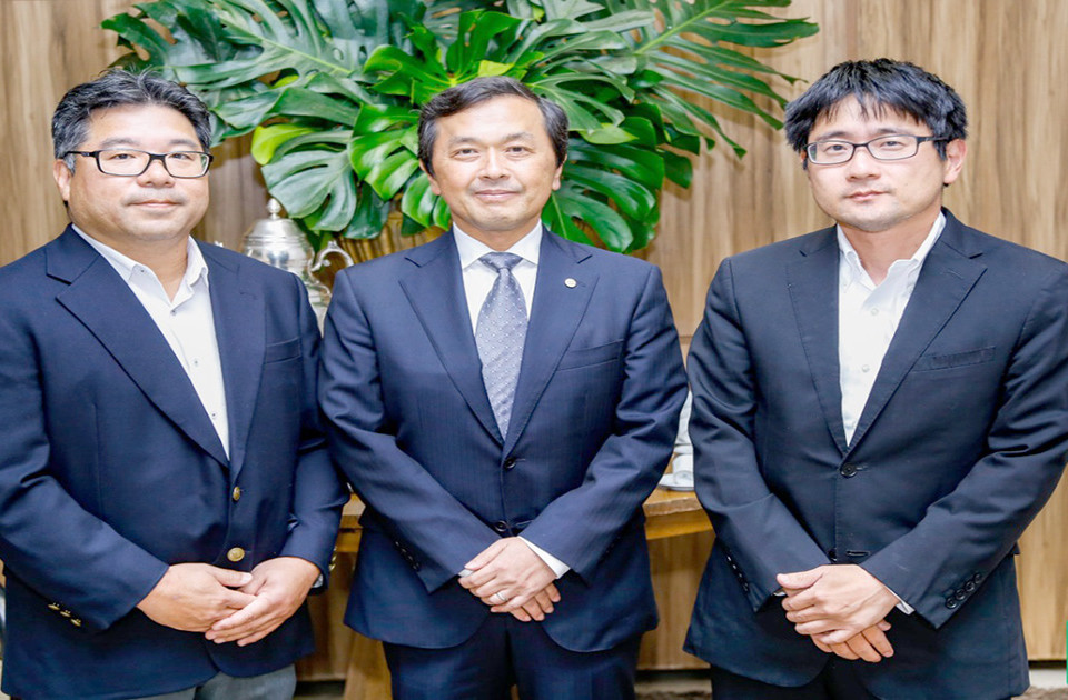 Diretor-Presidente Kazuhiko Kamada ladeado pelos assessores Junji Hamasuna e Rui Misaka