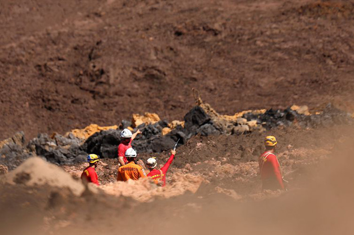 Equipes de resgate durante buscas por vítimas em Brumadinho, onde uma barragem da mineradora Vale se rompeu. - Adriano Machado/Reuters/Direitos reservados