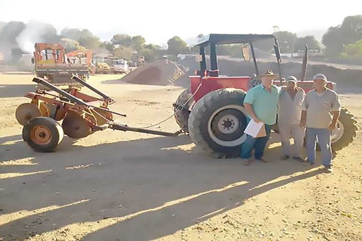Agricultores recebem equipamentos para auxiliar na produção