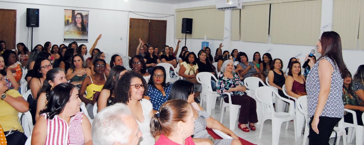 A Master Coach Patricia Ribeiro realiza sua palestra no I Encontro de Mulheres Empreendora de Belo Oriente