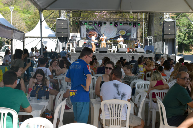 Além de barracas com alimentação e cerveja artesanal, o evento conta com palestras, oficinas e shows musicais