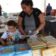 Helen Kelly, 26, levou o pequeno filho Miguel, de cinco anos, para escolher alguns dos livros
